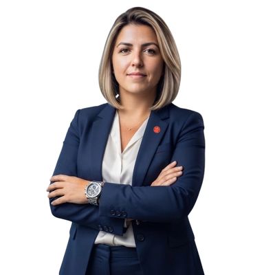 Kolları çapraz, takım elbiseli profesyonel kadın.