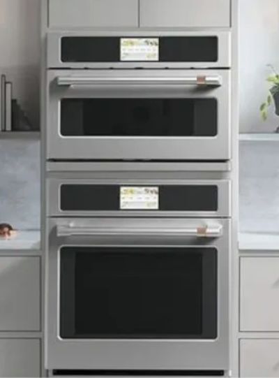 Technician fixing WALL oven in Toronto for 24/7 Fix Appliance 4372251005