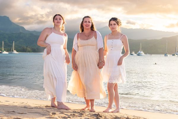 Mom and daughters Kauai elegance - Sunsets at the Beach