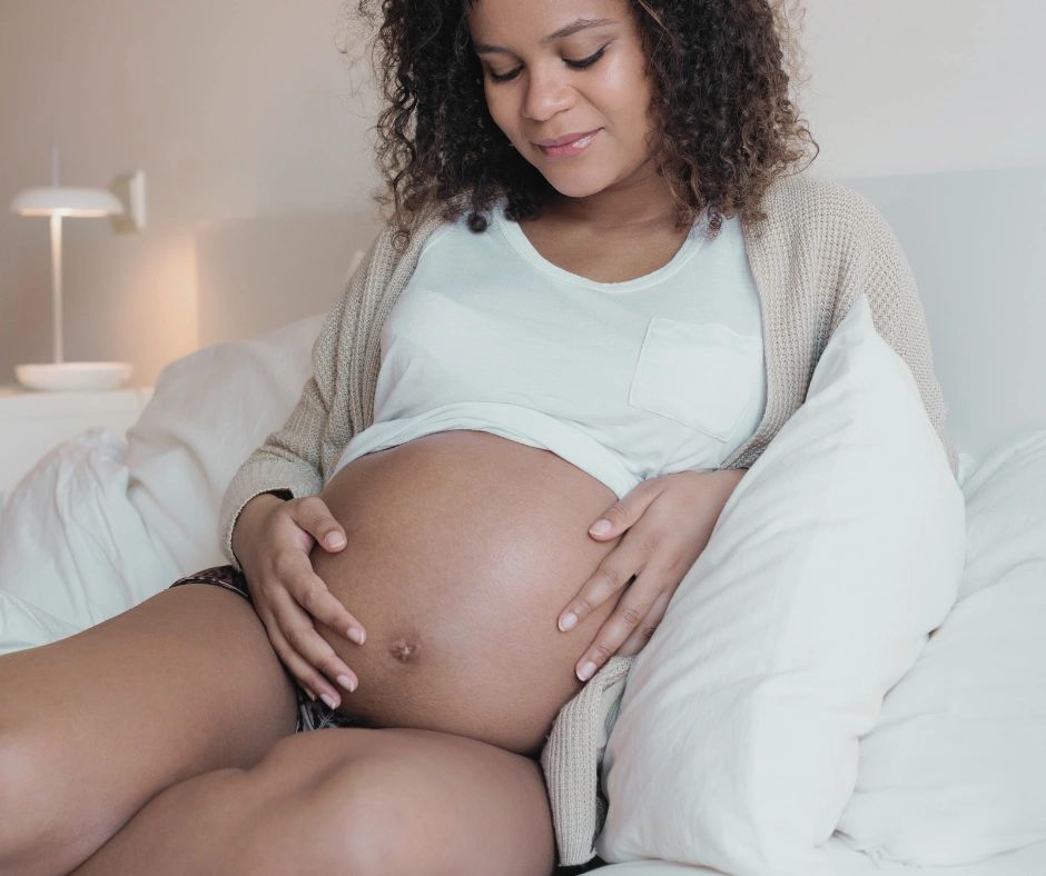 Femme enceinte, heureuse, sans malaise causé par la grossesse. Bédaine de 35 semaines