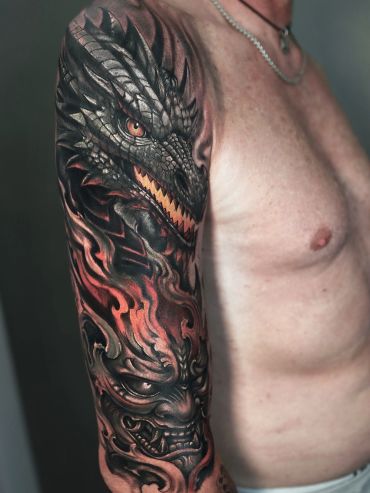 Detailreicher Drachen-Tattoo-Ärmel mit Flammen und einer dämonischen Maske.