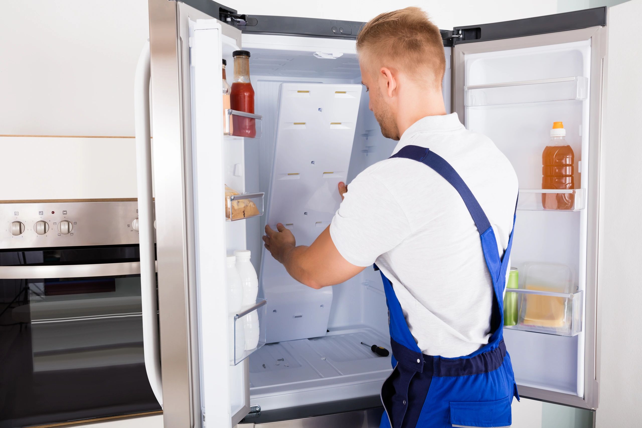 Качественный ремонт холодильников. Мастер холодильников. Ремонтник холодильников. Чинит холодильник. Починить холодильник.