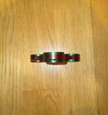 This is a picture of how smooth the sides if the fidget spinner work.