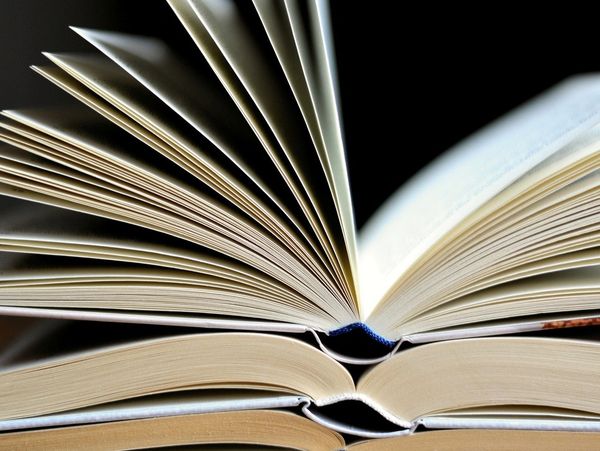 Offene Bücher mit schwarzen Hintergrund