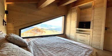 Chambre 2  du chalet montagne font romeu. Vue exceptionnelle sur les pyrénées. Chaleur du vieux bois