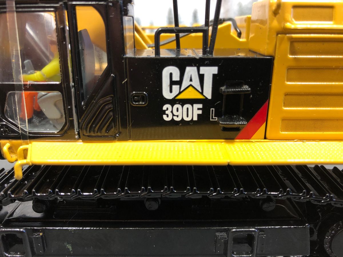 Caterpillar 390F L Hydraulic Excavator Diecast Masters 1:50 scale