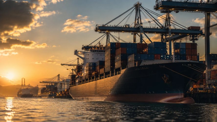 Navio porta-contêineres em terminal portuário ao entardecer — demurrage e detention