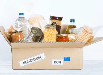 Boîte de dons alimentaires avec divers aliments.