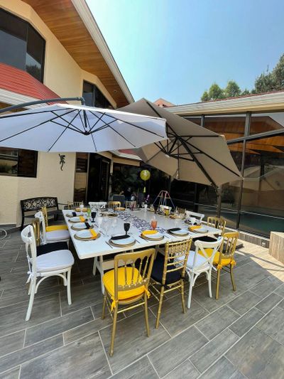 mesa vintage con sillas cross back