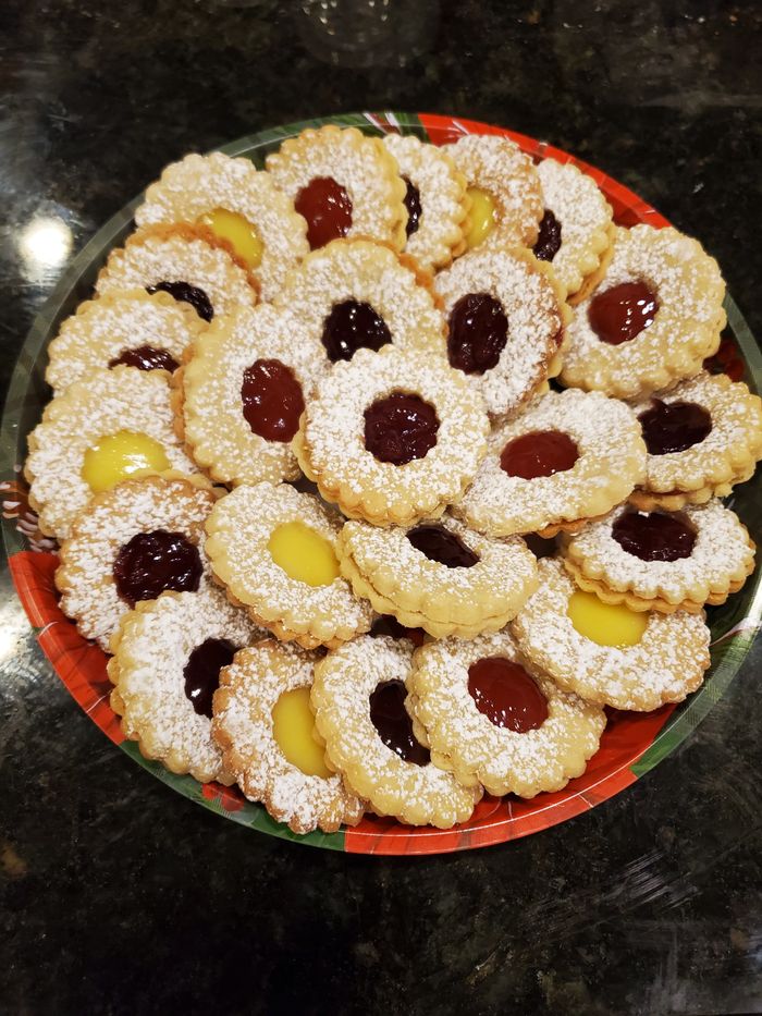 Plate full of yummy linzers