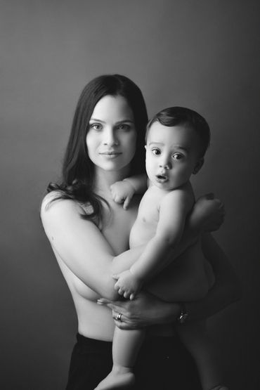 Ensaio família preto e branco com mãe e filho