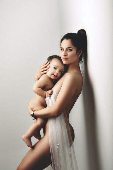 Ensaio família entre mãe e filho em estúdio em Belo Horizonte 