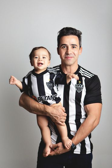 Ensaio família em estúdio com pai e filho com camisa do galo