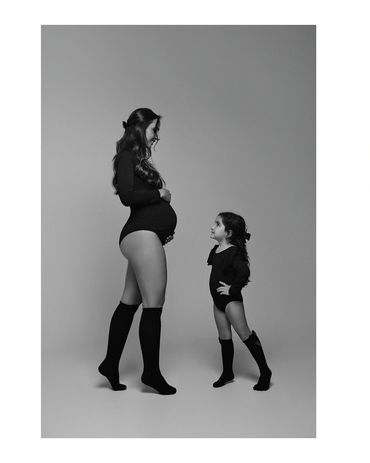 Ensaio gestante fashion preto e branco em estúdio em Belo Horizonte