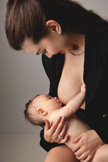 Ensaio família em estúdio com a mãe amamentando