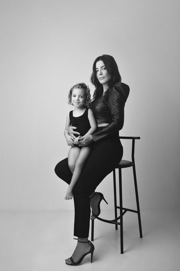 Sessão de fotografia preto e branco de família em estúdio 