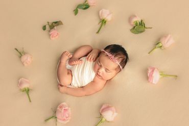 Ensaio newborn com flores