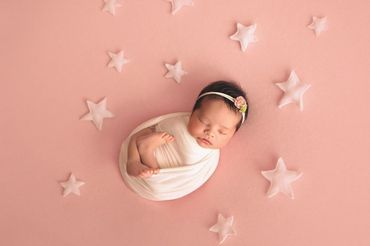 Fotografia de bebe em estúdio com estrelinhas e embrulhadinha 