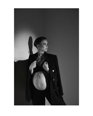 Ensaio gestante fashion preto e branco em estúdio em Belo Horizonte