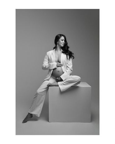 Ensaio gestante fashion preto e branco em estúdio em Belo Horizonte 