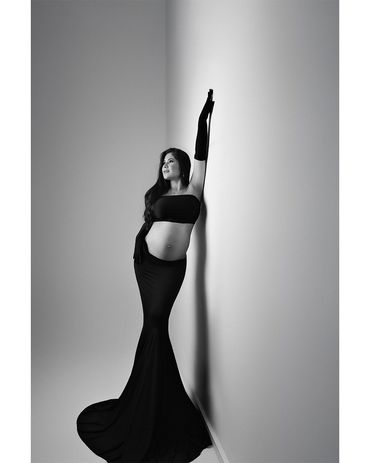 Ensaio gestante fashion preto e branco em estúdio em Belo Horizonte