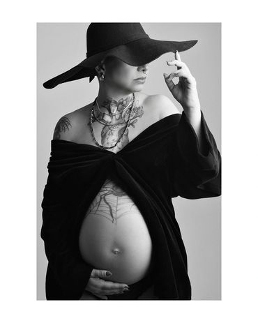 Ensaio gestante fashion preto e branco em estúdio em Belo Horizonte