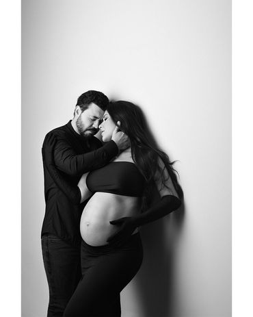 Ensaio gestante fashion preto e branco em estúdio em Belo Horizonte