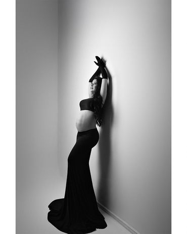 Ensaio gestante fashion preto e branco em estúdio em Belo Horizonte