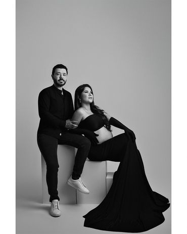 Ensaio gestante fashion preto e branco em estúdio em Belo Horizonte