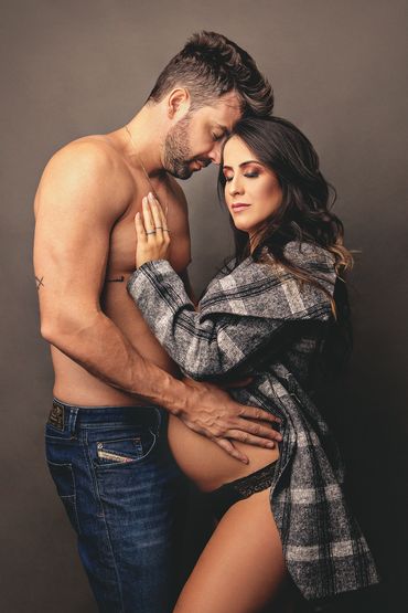 Ensaio gestante fashion com marido em estúdio em belo Horizonte