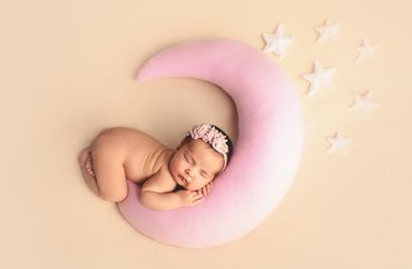 Ensaio newborn em estúdio com lua e estrelinhas