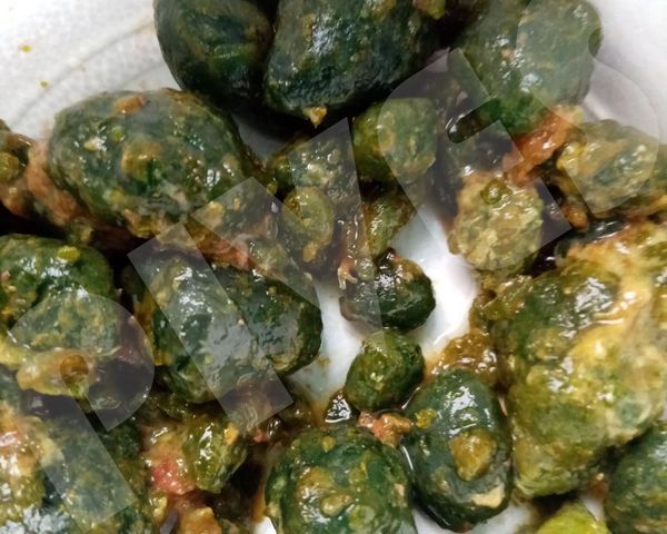 Piedras verdes cubiertas de una sustancia brillante.