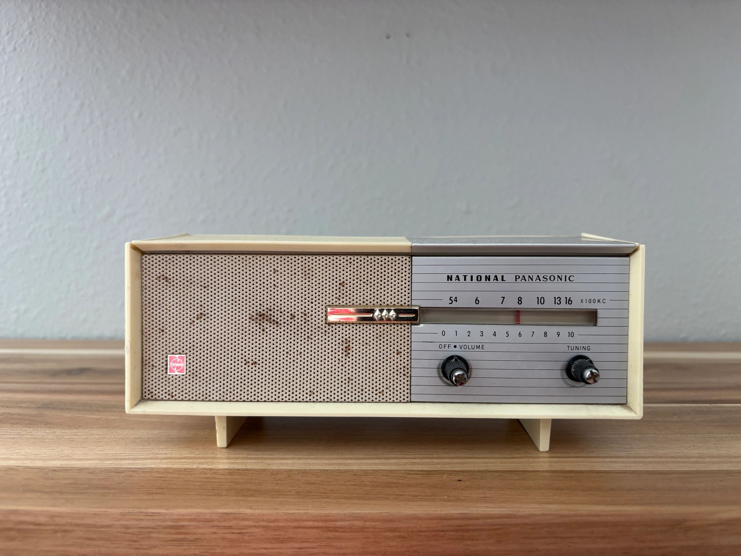 National Panasonic Radio Model R-8 Table Top Transistor Radio