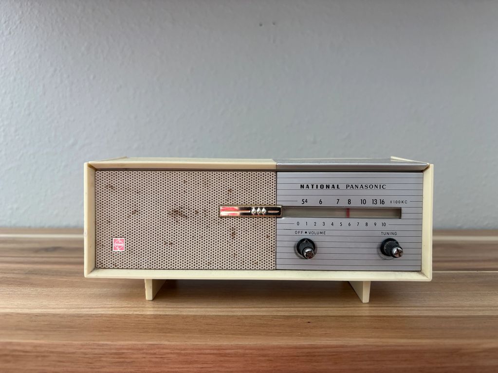 National Panasonic Radio Model R-8 Table Top Transistor Radio