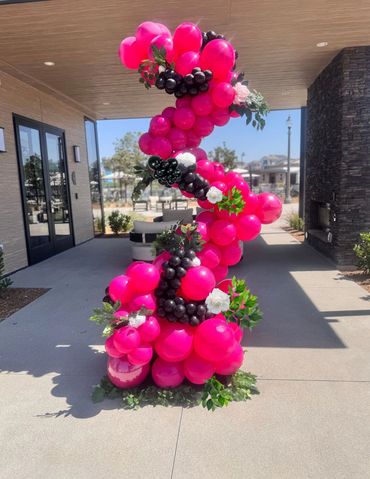 Pink balloons. Balloons in Tustin. Balloons near me. Balloons and Florals. Balloon Garland. 