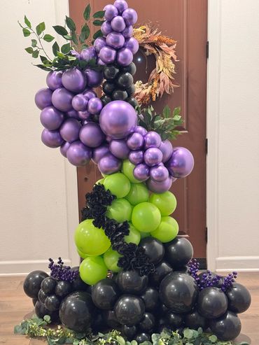 Freestanding garland. Halloween balloons. Purple balloons. Green balloons. Balloons near me 92618.