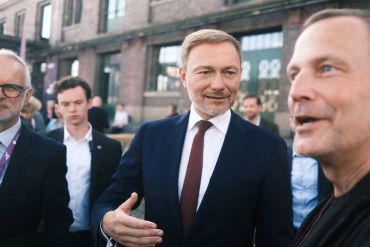 Männer im formellen Gespräch im Freien.