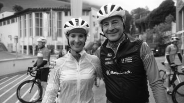 Zwei Radfahrer posieren lächelnd bei einer Radtour.