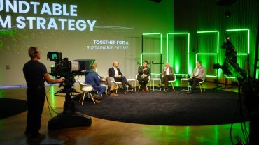 Podiumsdiskussion zu nachhaltiger Strategie im Jahr 2023.
