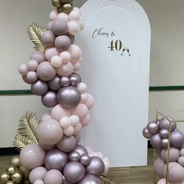 Elegant 40th birthday balloon decoration with gold accents.