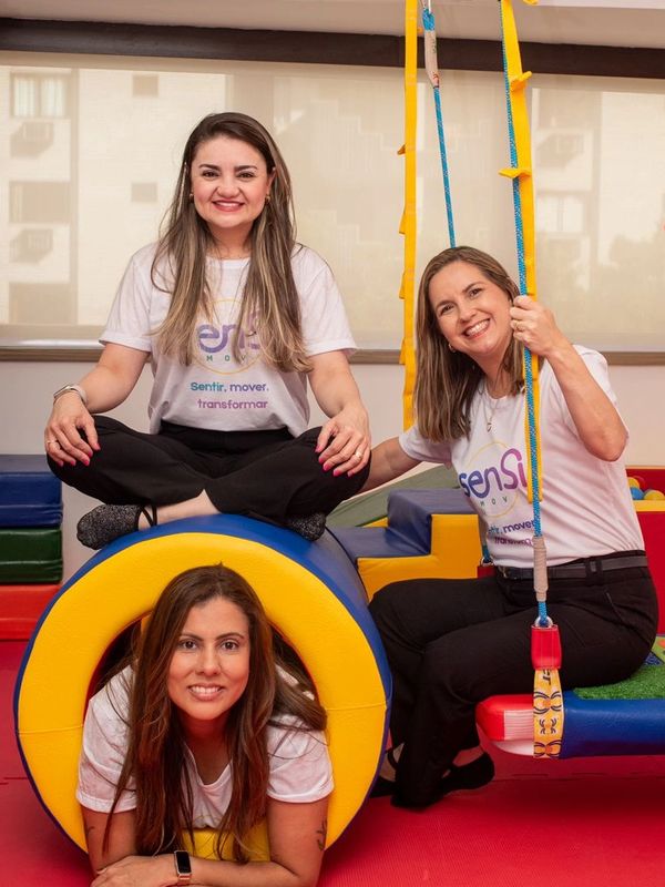 Foto na sala de TO da Sensimov com as especialistas Barbara Calmeto, Érica Moura e Luiza Costa.