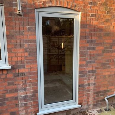 Clean, non-opening glazing designed to maximise light, views and architectural impact.