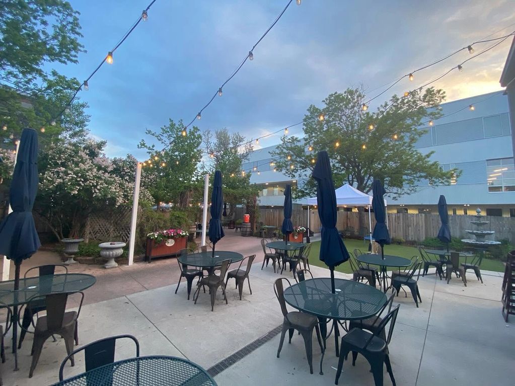Back Patio

Private Outdoor Area suitable for 40-150 people. Outdoor seating for 40 with additional 