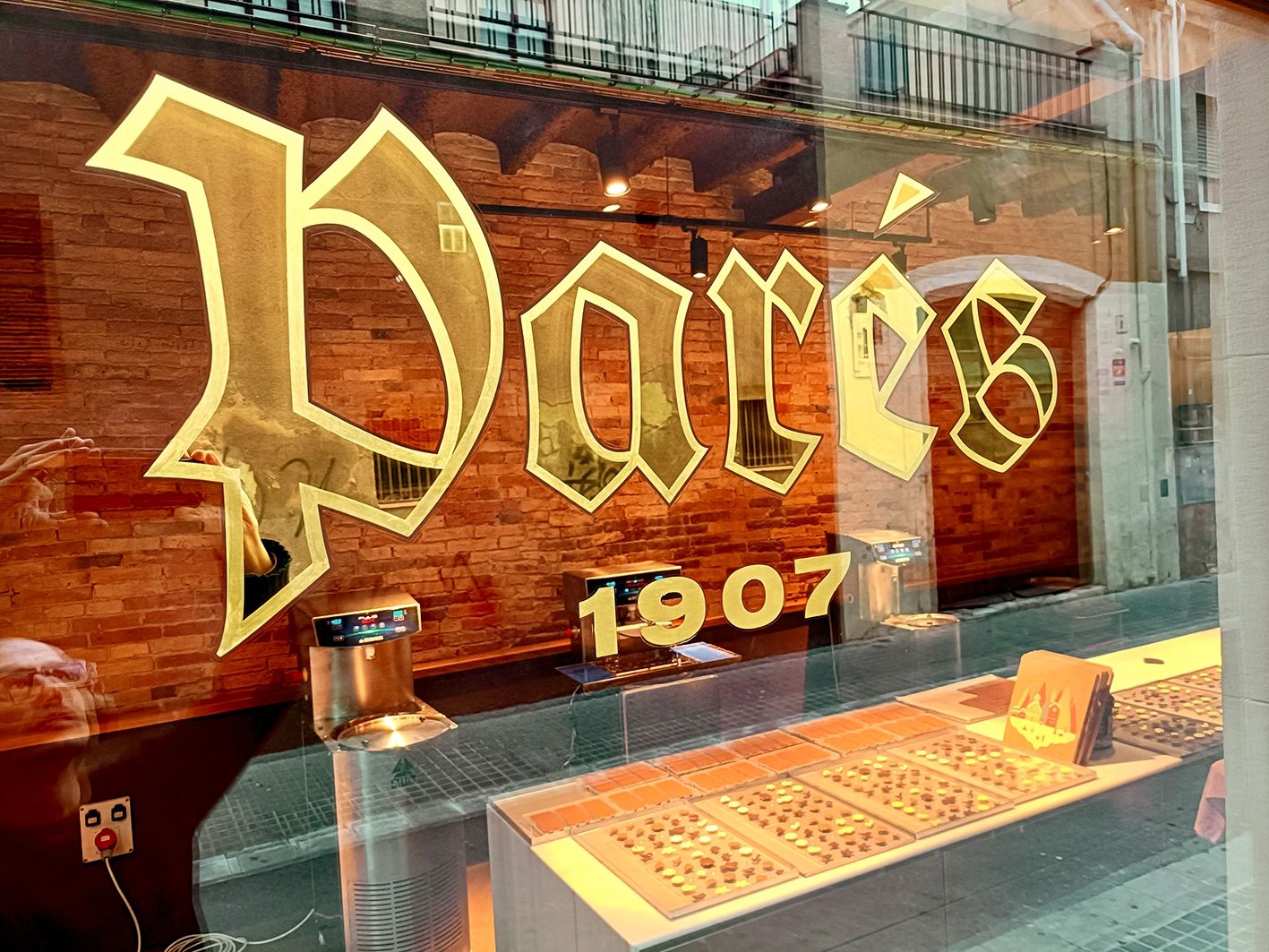 Rotulación de escaparate en oro 24klts para chocolatería y panadería en Barcelona