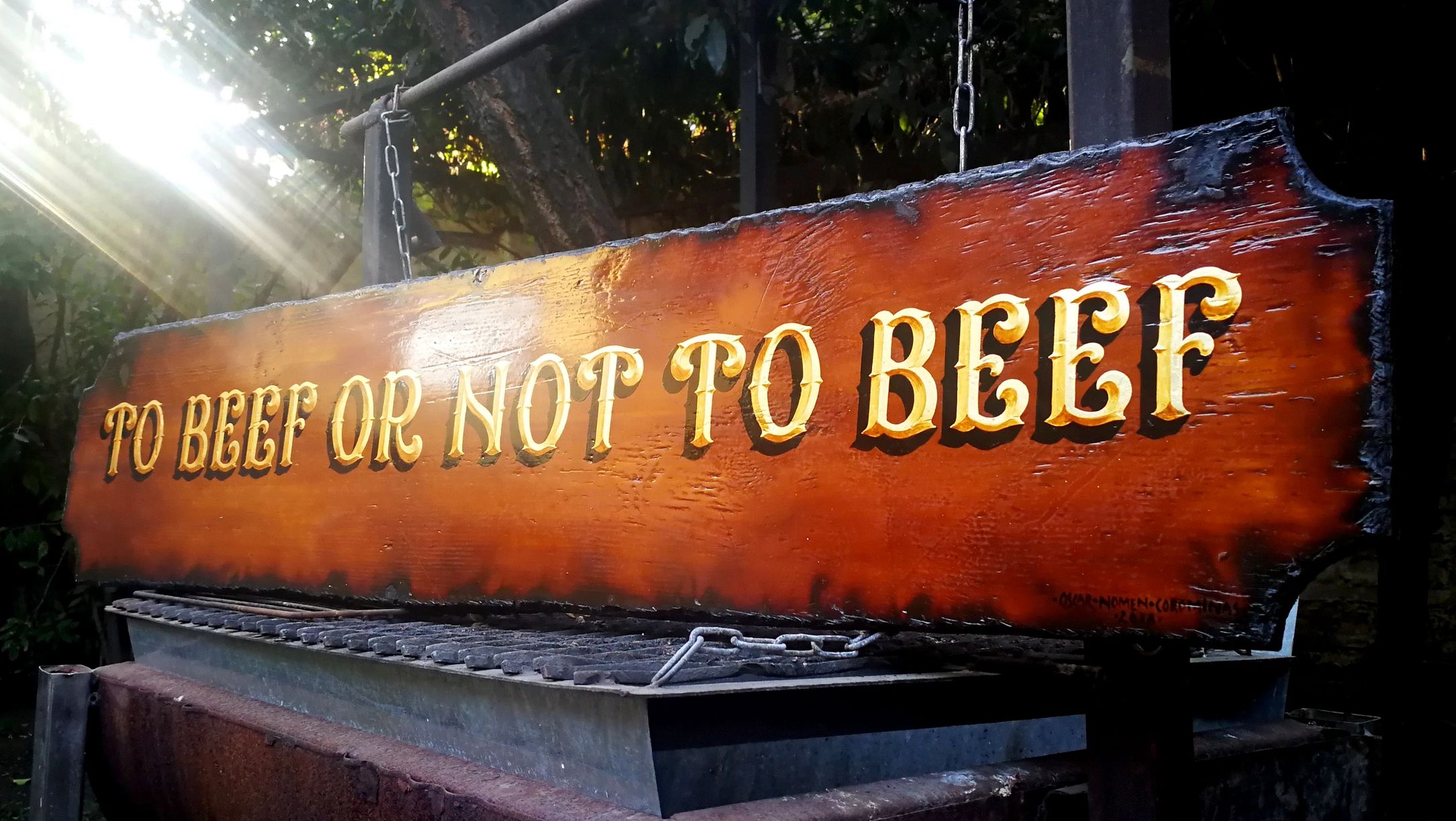 Rotulación en oro 24klts sobre plancha de madera quemada, lettering estilo fileteado porteño