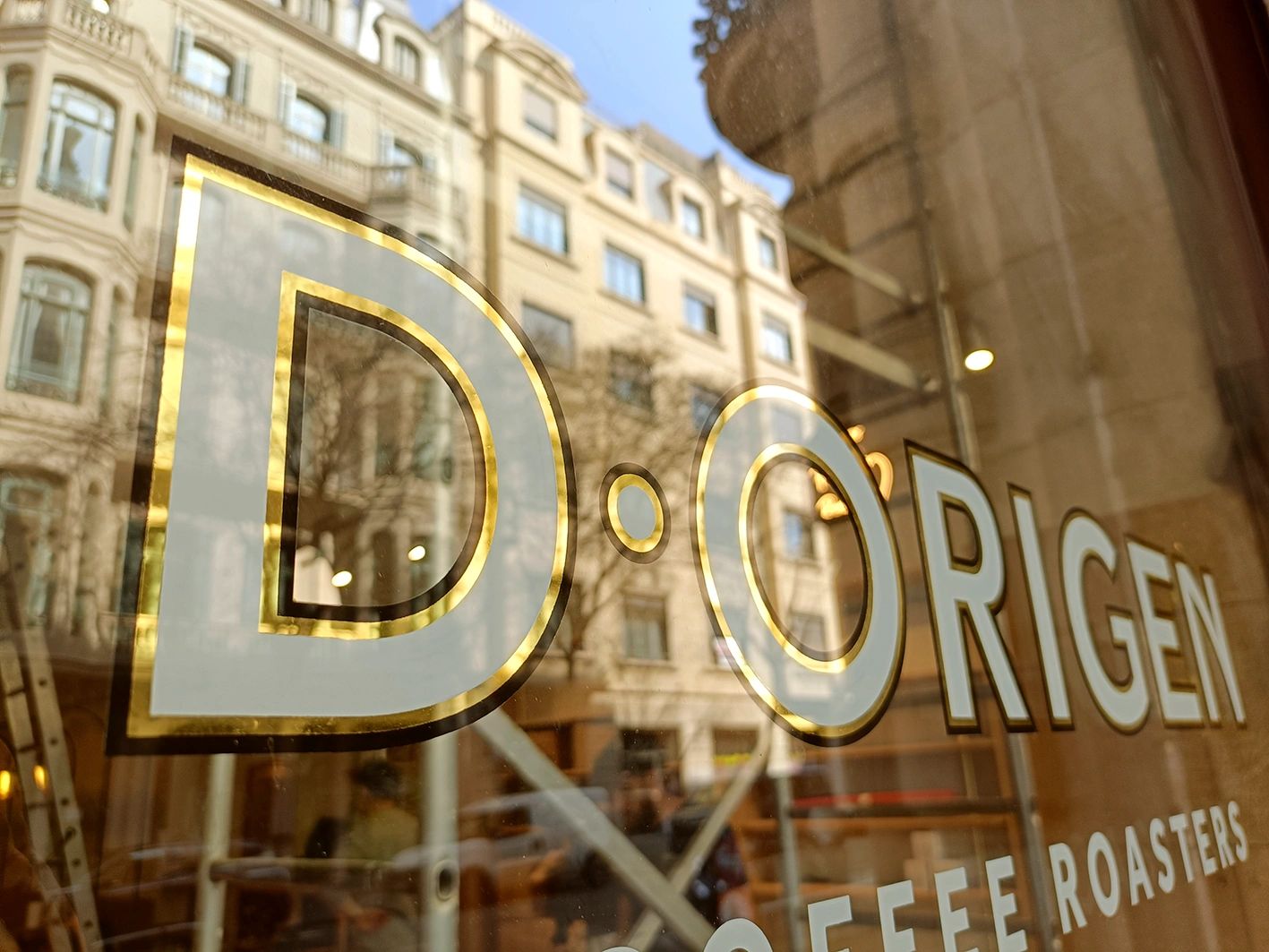 Rotulación en oro 24klts para tostaduría de café de alta calidad en Barcelona