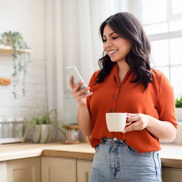 Woman smiling seeking anxiety therapy with Steven Ayers in Denver, Las Vegas an Manchester