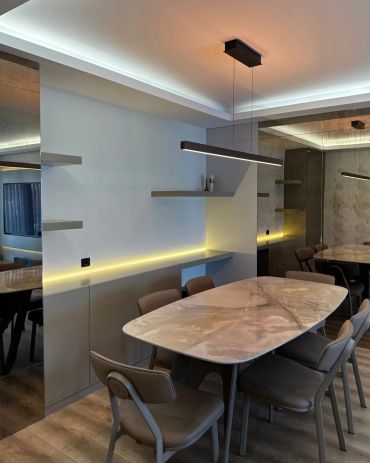 Modern yemek odası ve dekoratif aydınlatma.