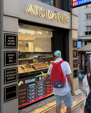 ATS Döviz önünde döviz ve altın alım satımı yapan kişi.