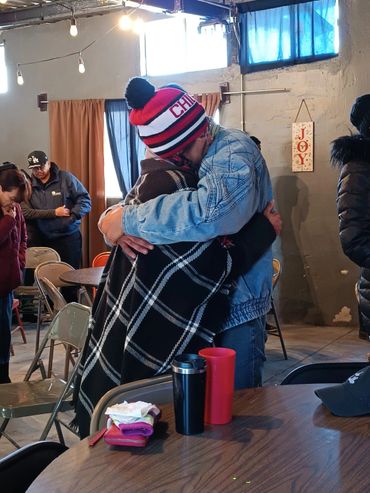Familias siendo sanadas en un tiempo de visita